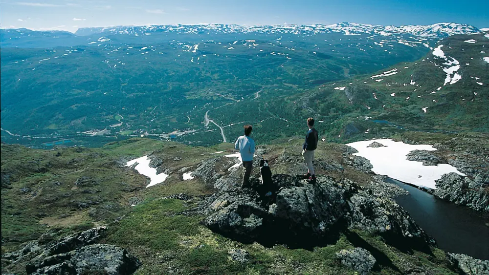 Vandrere ser på udsigten mod Tyinkrysset fra Stølsnøse