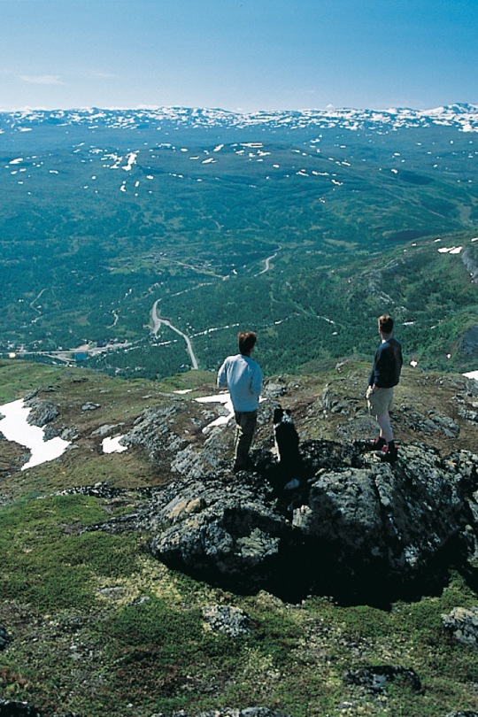 Vandrere ser på udsigten mod Tyinkrysset fra Stølsnøse