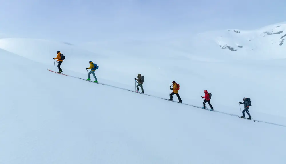 Deltagere på randonnée- og topvandreture op ad bakke i smukt vinterlandskab