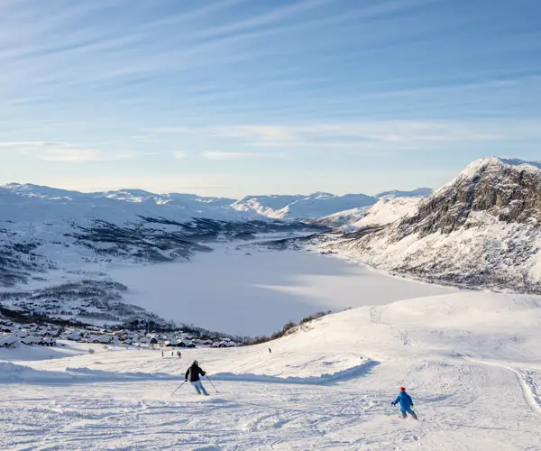 Skigjester i full fart nedover bakkene i Tyin Filefjell Skisenter