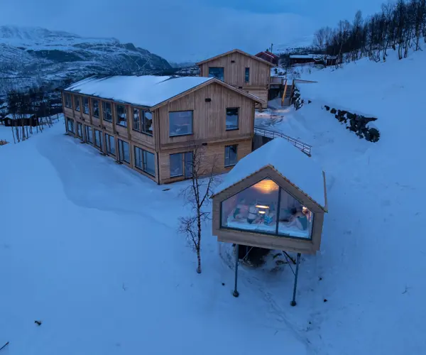 Venner nyder en sauna på Filefjellstuene en vinteraften