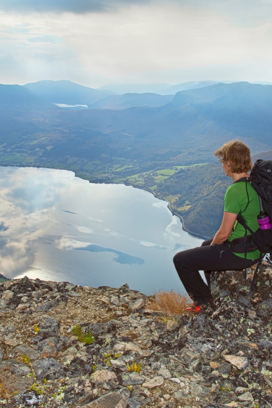 Hiker on Skutshødn with a view towards Vang