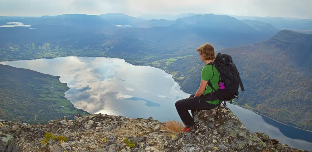 Vandrer på Skutshødn med udsigt mod Vang