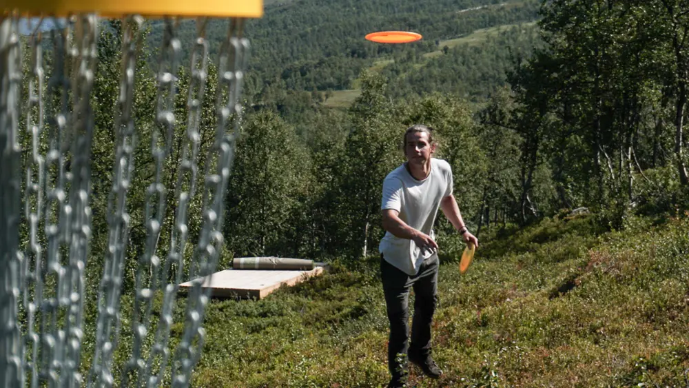 Deltaker spiller frisbeegolf på Tyin Filefjell