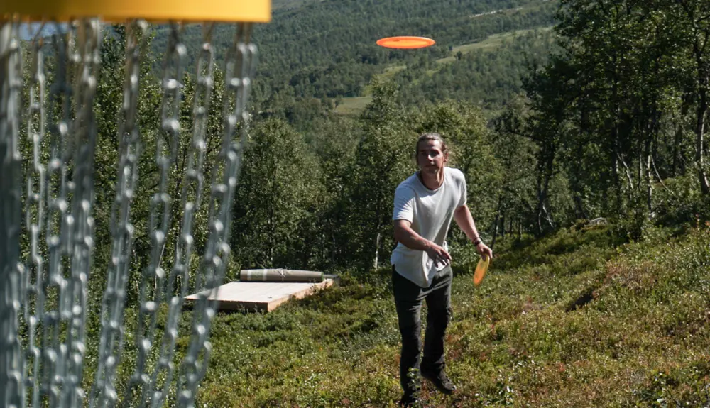 Deltaker spiller frisbeegolf på Tyin Filefjell
