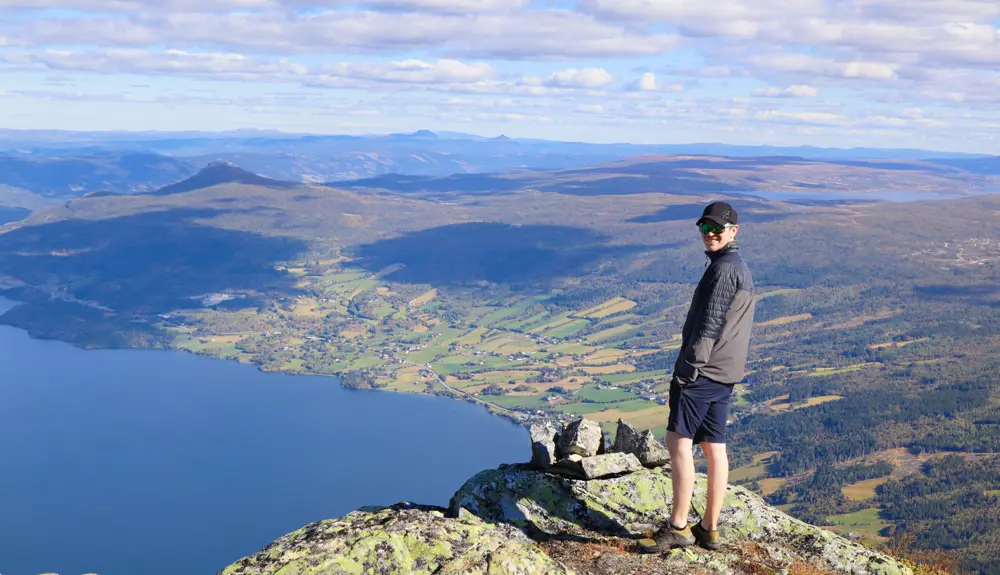 Vandreren kigger på udsigten fra Uksestigen i Vang