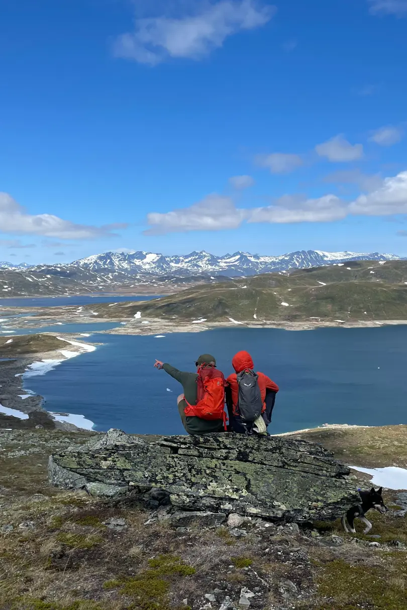 Turgåere nyter utsikten mot Jotunheimen på vei til Hødntind