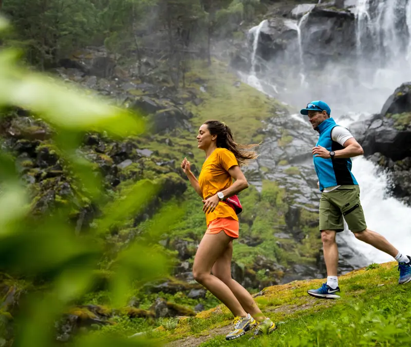 Joggetur ved fossen – to personer på Kongevegen ved Galden