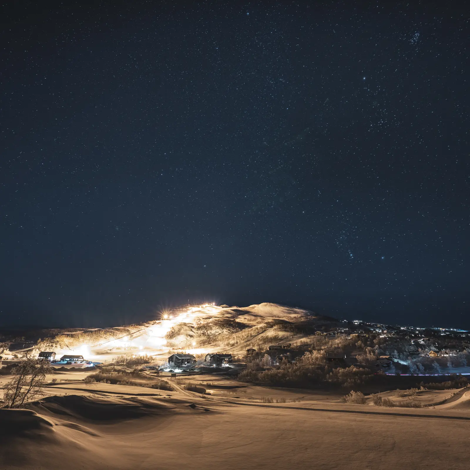 Evening skiing in Tyin Filefjell Ski Center under the starry sky