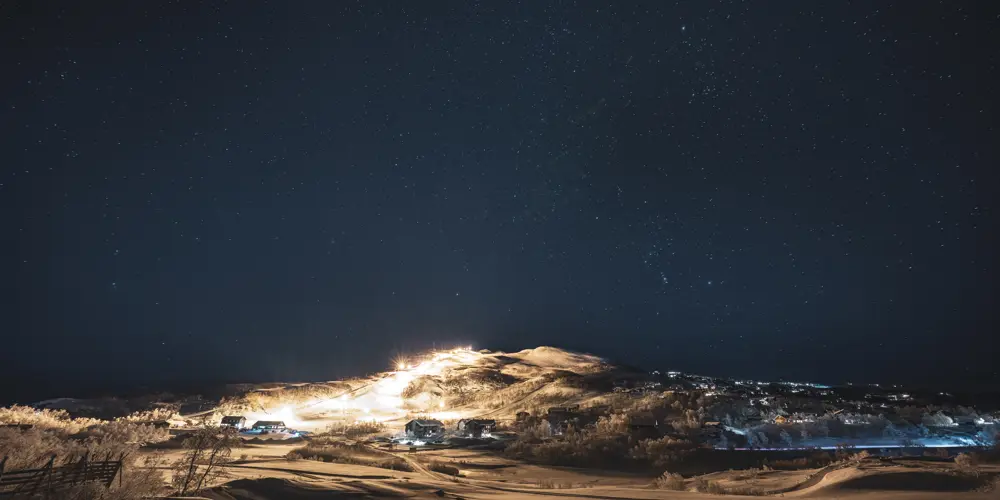 Kveldskjøring i Tyin Filefjell Skisenter under stjernehimmelen