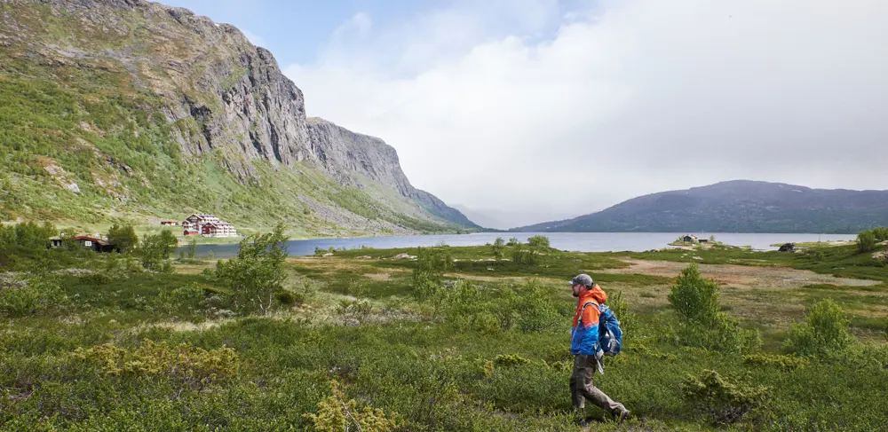 Vandrer på en gåtur rundt Otrøvatnet