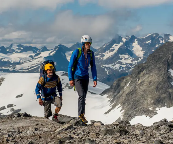 Topptur med guide – deltakere på vei mot Falketind med Tyin Aktiv