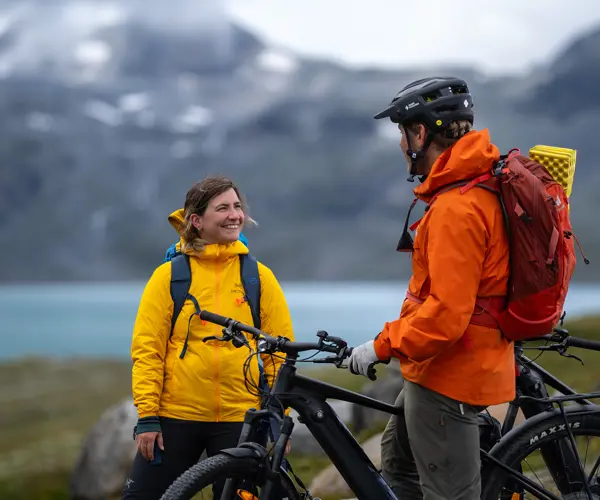 Young couple on a bike ride in Koldedalen