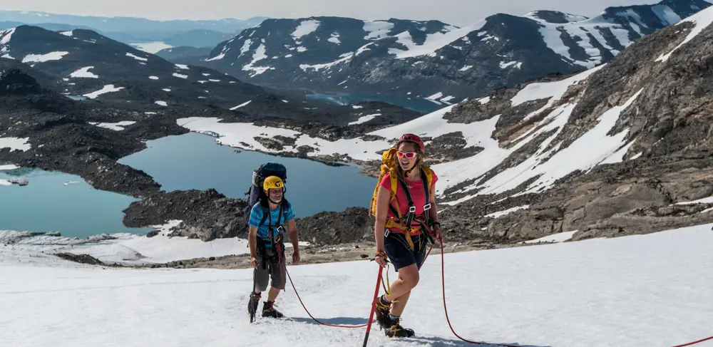 Summit tour with a guide – participants on their way across Uranosbreen with Tyin Aktiv