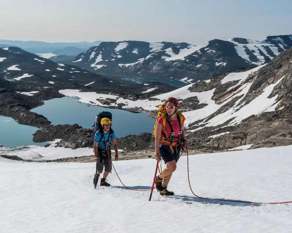 Topvandring med guide – deltagere på vej over Uranos-gletsjeren med Tyin Aktiv