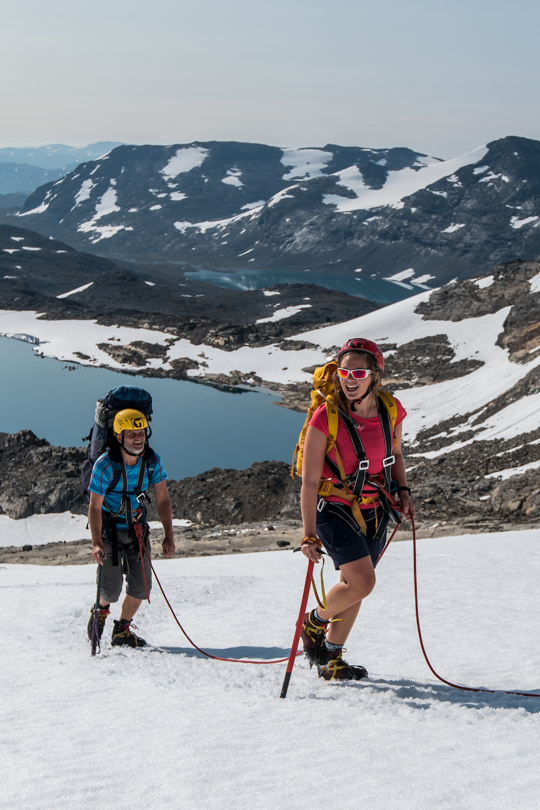 Topvandring med guide – deltagere på vej over Uranos-gletsjeren med Tyin Aktiv