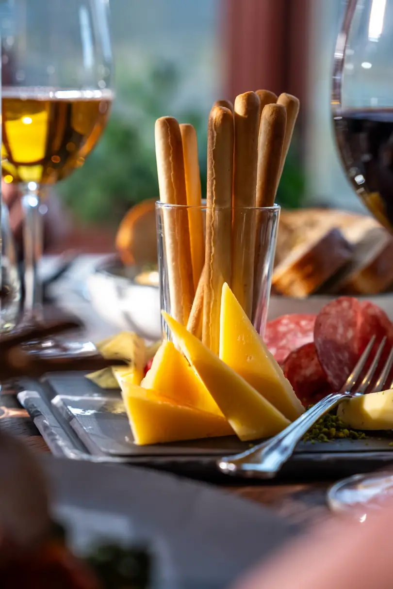 Et fristende matbord med mange retter servert på Filefjellstuene