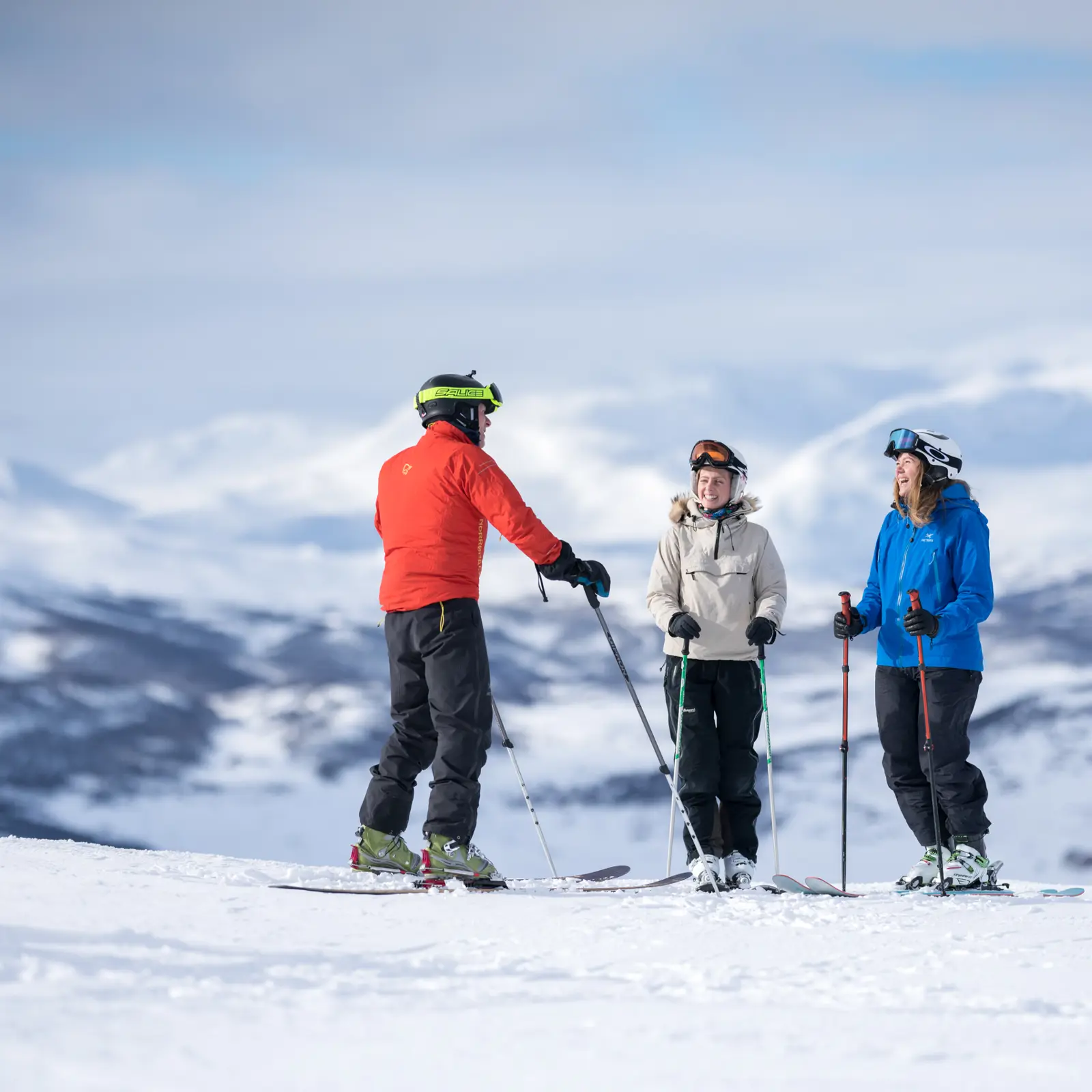 Skikjørere i alpinbakke i Tyin Filefjell Skisenter - skiskole 