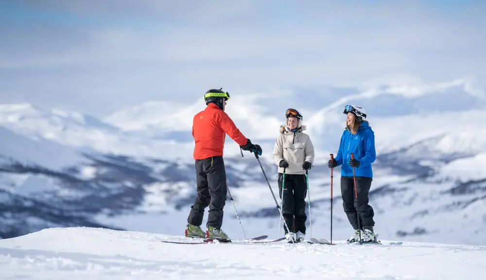 Skikjørere i alpinbakke i Tyin Filefjell Skisenter - skiskole 