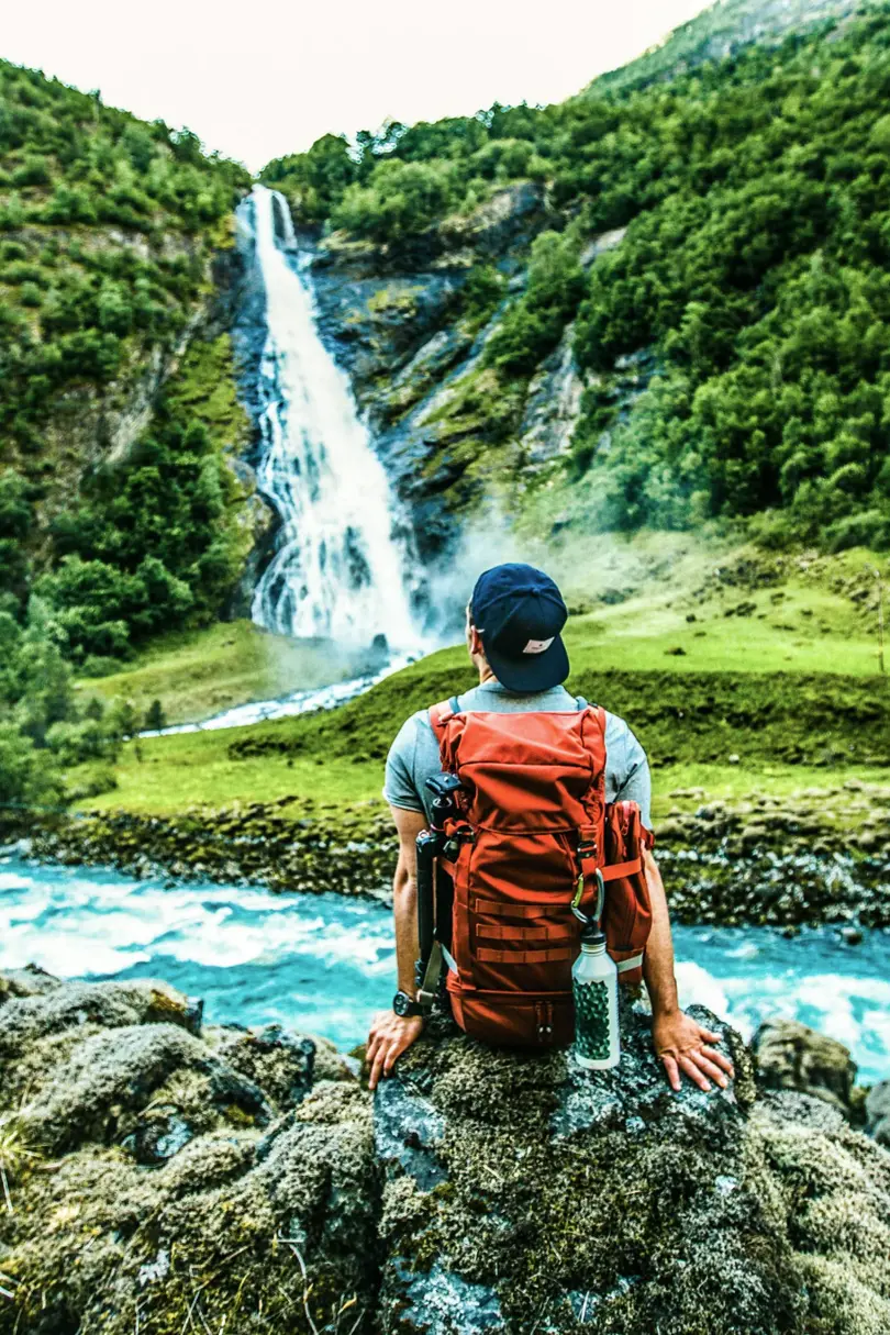 Turgåer ser på Vettisfossen i Utladalen, Årdal