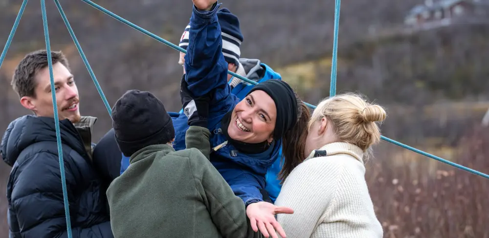 Kollegaer og venner på teambuilding på Tyin Filefjell, her i edderkoppnettet