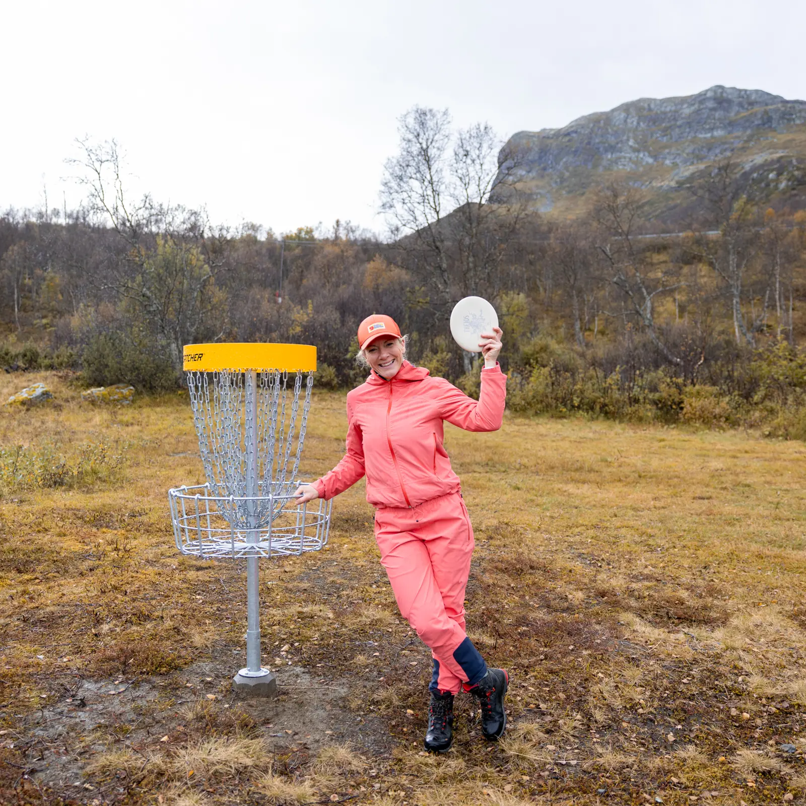 Deltaker klar for å spille frisbeegolf på Tyin Filefjell