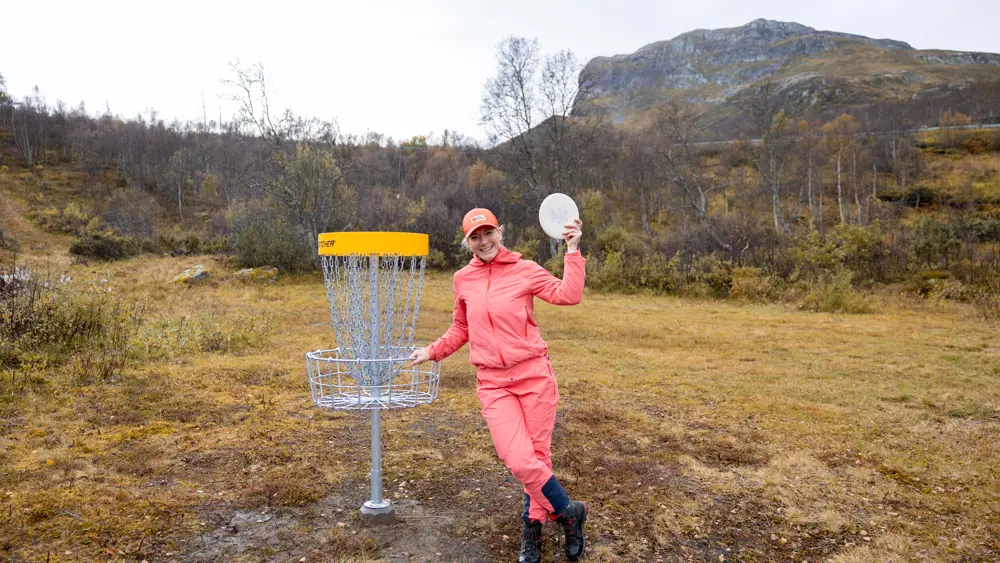 Deltaker klar for å spille frisbeegolf på Tyin Filefjell