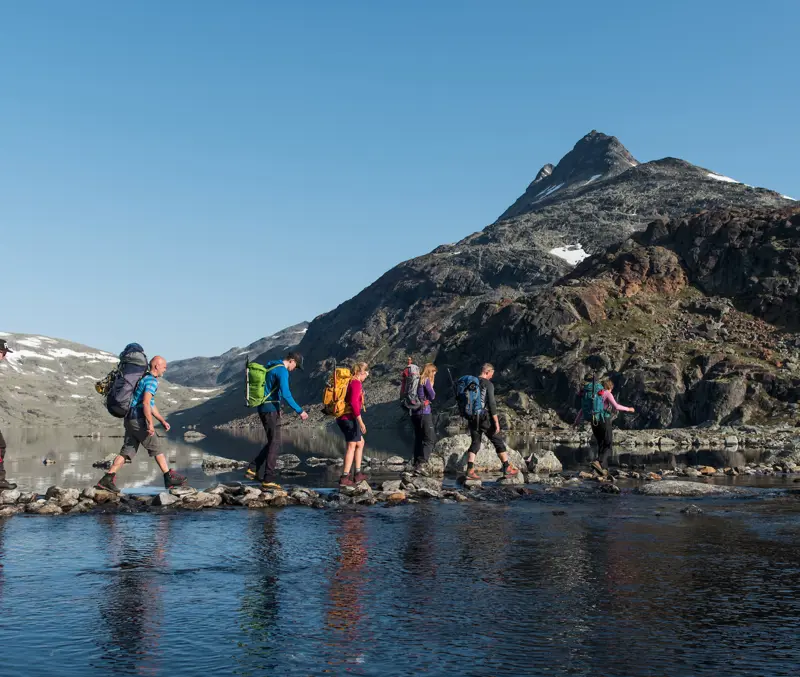 Klatring ved Uradalsvatnet på vej til Uranostinden
