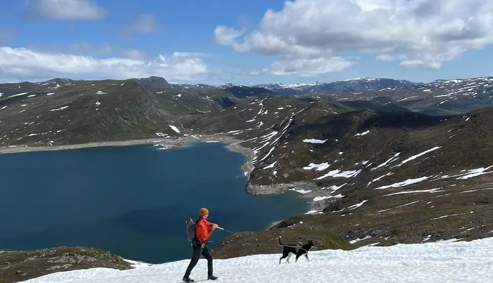 Vandrer på vej til Hødntind