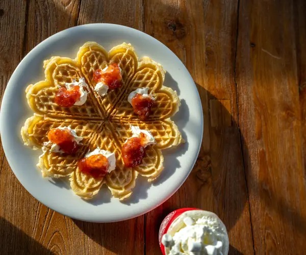Vafler og kakao med fløde i Skikafeen i Tyin Filefjell Skisenter
