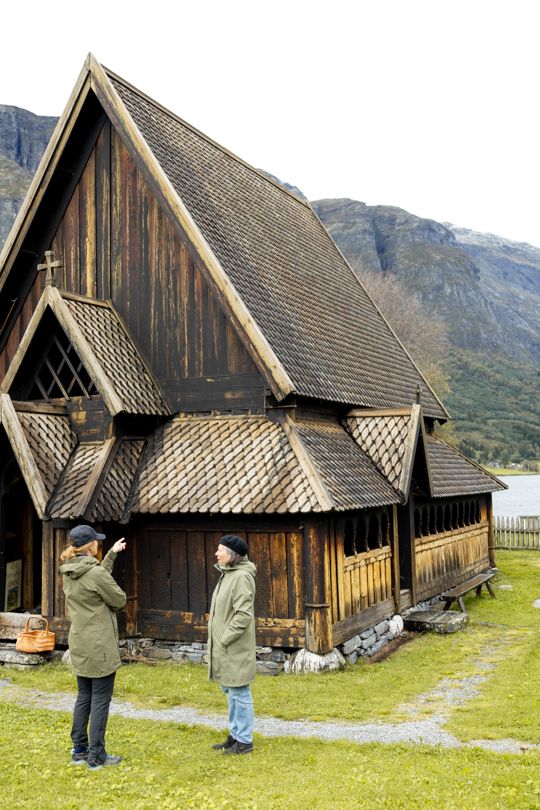Guest and guide outside Øye Stave Church in Vang