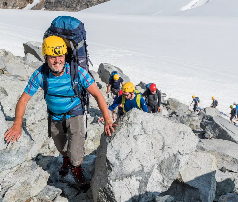 Efter gletsjeren venter der let klatring og vandring i klippevæggen mod toppen i 2157 m.