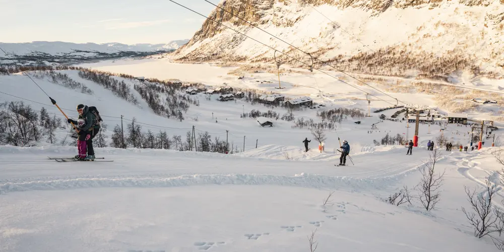 Skiers on their way up the Børrenø lift in Tyin Filefjell Ski Center