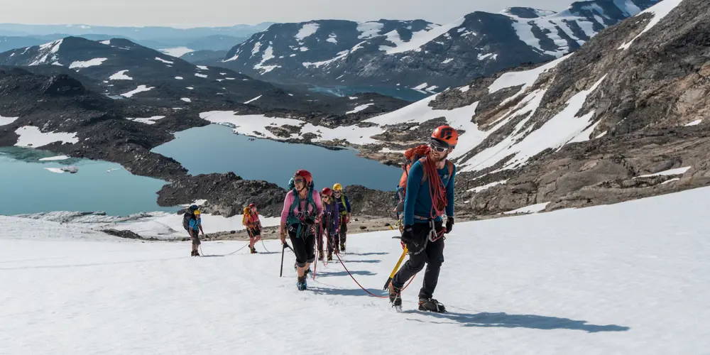 Summit hike with guide – participants on their way over Uranosbreen with Tyin Aktiv