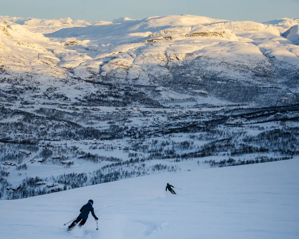 Skigjester i full fart nedover bakkene i Tyin Filefjell Skisenter