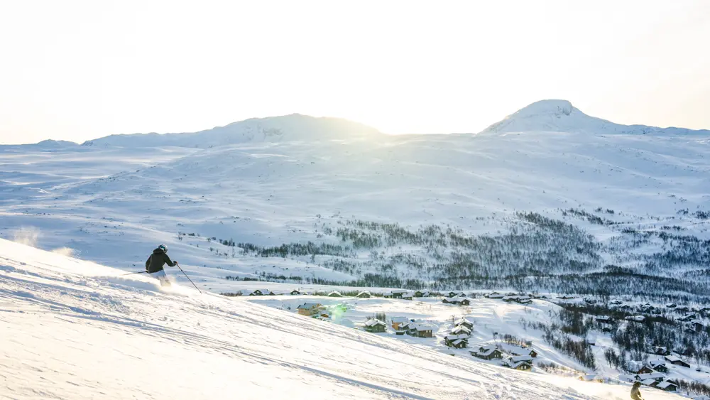 Skigjester i full fart nedover bakkene i Tyin Filefjell Skisenter