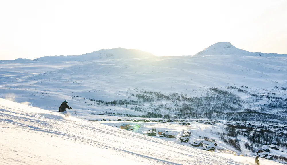 Skiløbere suser ned ad pisterne ved Tyin Filefjell Skicenter