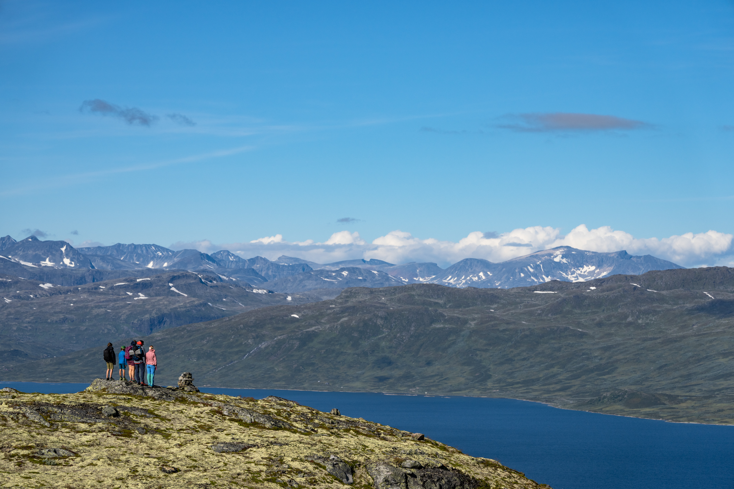 Mountain hike with the family – on the way to Tyinsølsnøse with the peaks of Jotunheimen in the background