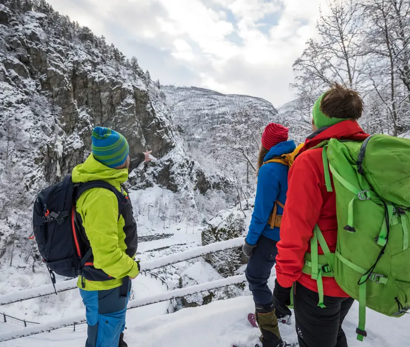 Tre personer på trugetur på Kongevegen, Vindhellavegen