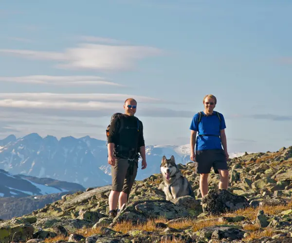 Turgåere på vei til Skutshødn i Vang