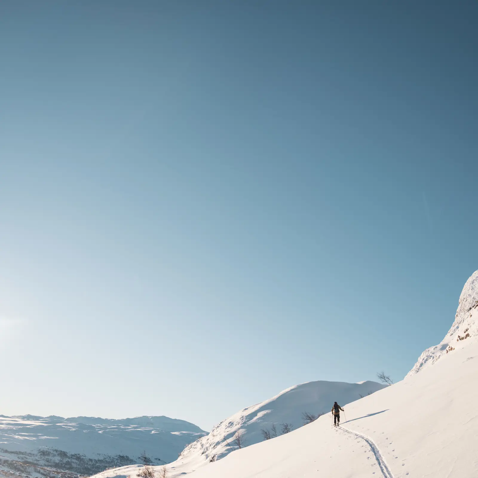 Skiers on their way to Skørsnøse on a hiking trip from Tyin Filefjell