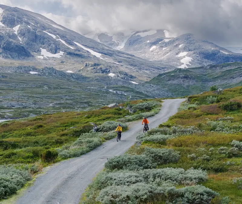 Cycling on Koldedalsvegen at Jotunheimen