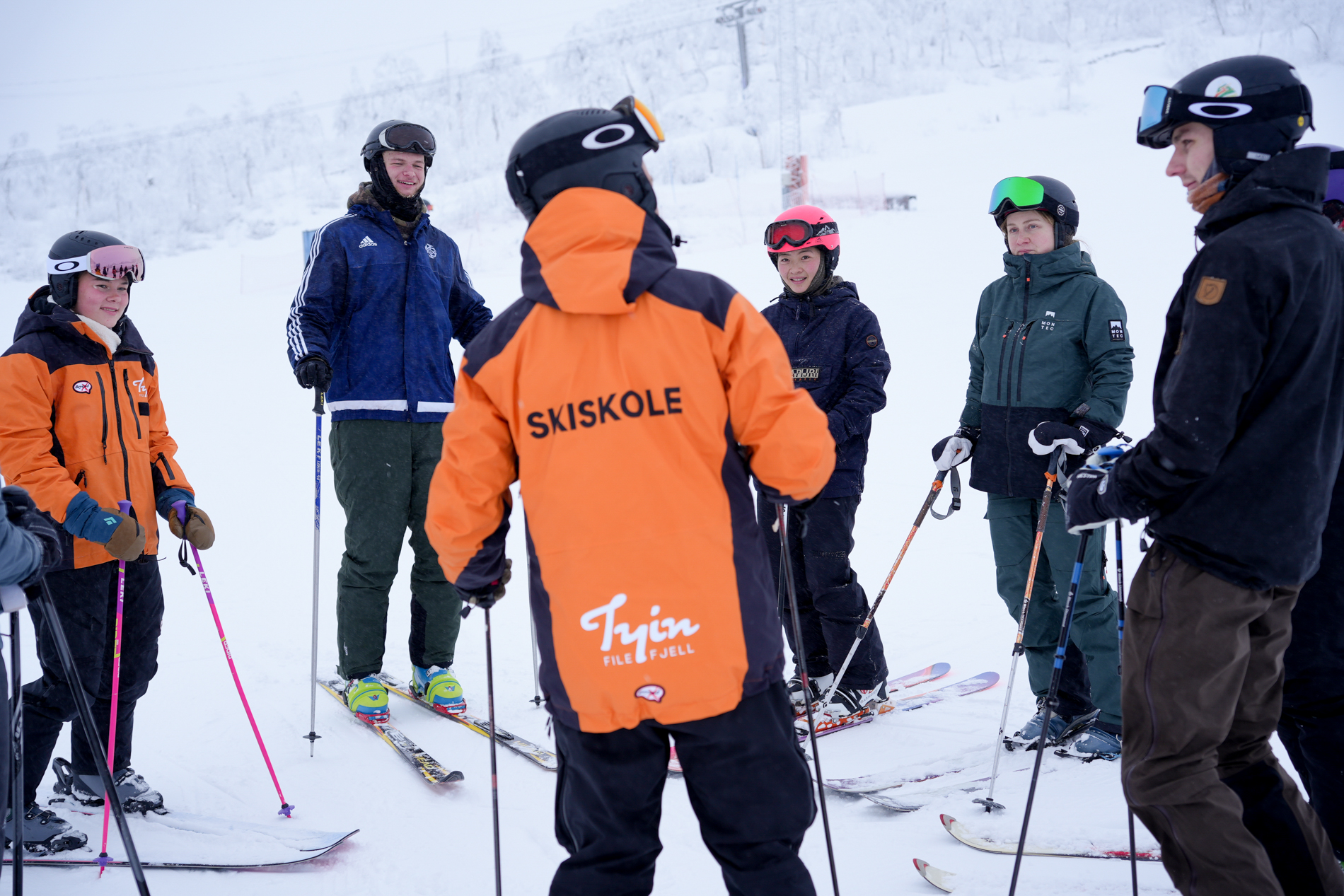 Elever og lærer på skiskole i Tyin Filefjell Skisenter