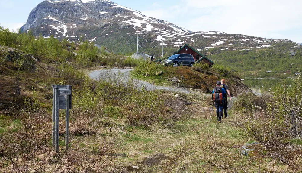 Hikers on a hike around Lake Tenla at Tyin Filefjell