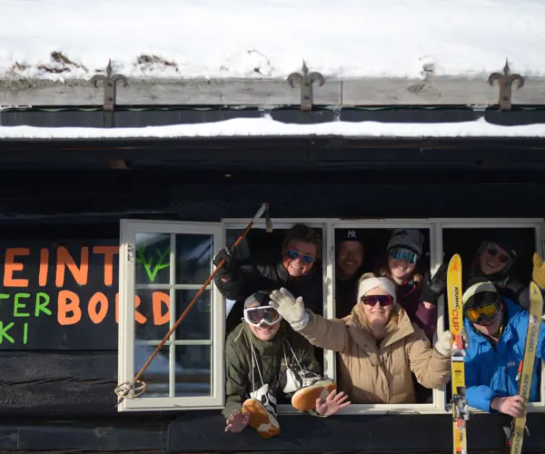 Afterski på Reint Bord – glade gjester i vinduene