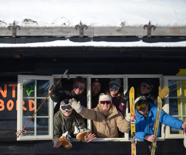 Afterskiing påbegyndt Reint Bord – glade gæster i vinduerne