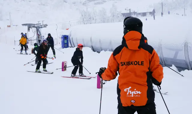 Students and teacher at ski school in Tyin Filefjell Ski Center