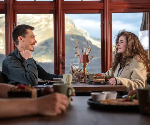 Par som nyter et måltid på Filefjellstuene restaurant