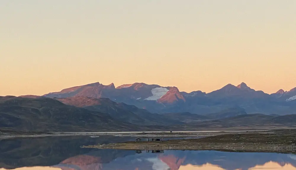 Udsigt over Jotunheimen-tinderne på vej til Hødntind