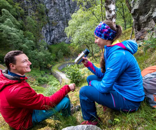 Vandrere holder frokostpause på Kongevegen ved svingene på Vindhellavegen
